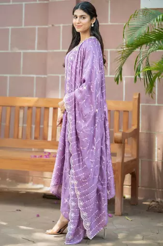 Women Floral Embroidered Regular Thread Work Kurta with Trousers & Dupatta
