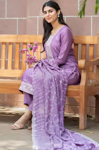 Women Floral Embroidered Regular Thread Work Kurta with Trousers & Dupatta