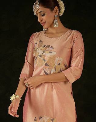Women Floral Embroidered Regular Thread Work Kurta with Trousers 2