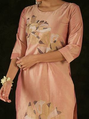 Women Floral Embroidered Regular Thread Work Kurta with Trousers 3