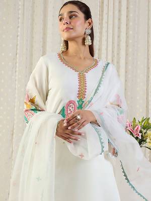 Ethnic Motifs Embroidered V-Neck Thread Work Kurta With Trousers & Dupatta 2