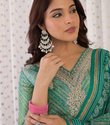 Women Floral Embroidered Regular Sequinned Kurta with Trousers & With Dupatta