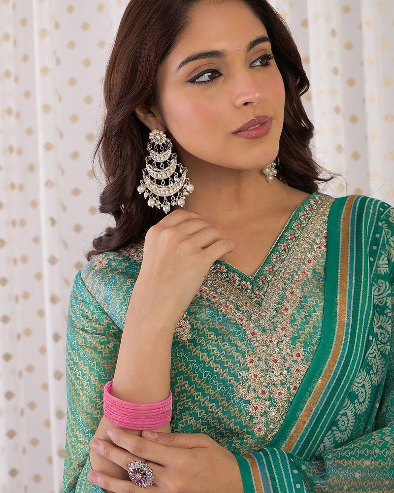 Women Floral Embroidered Regular Sequinned Kurta with Trousers & With Dupatta