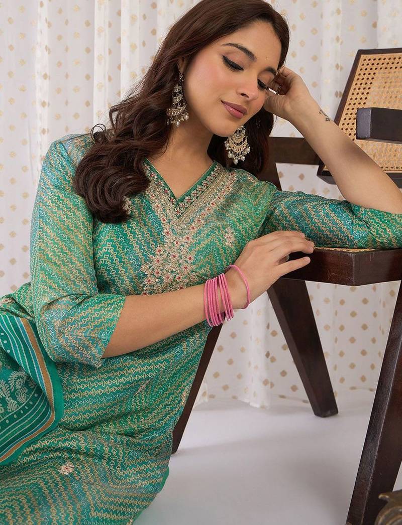 Women Floral Embroidered Regular Sequinned Kurta with Trousers & With Dupatta