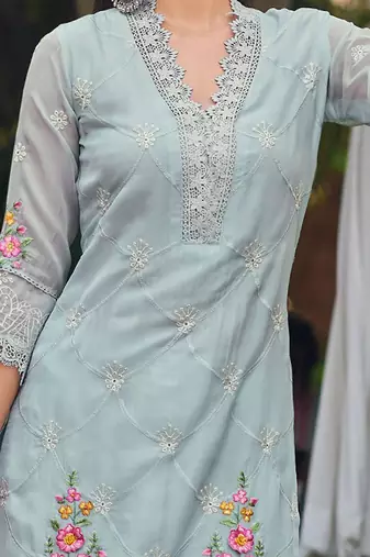 Women Floral Embroidered Regular Thread Work Kurta with Trousers & With Dupatta