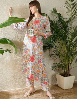 Women Floral Printed Regular Kurta with Trousers 1