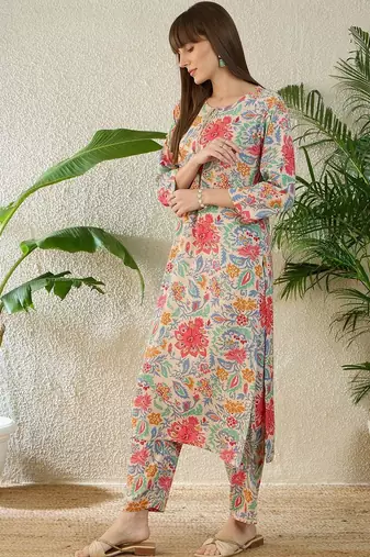 Women Floral Printed Regular Kurta with Trousers