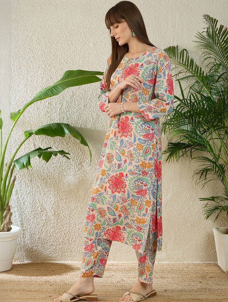 Women Floral Printed Regular Kurta with Trousers
