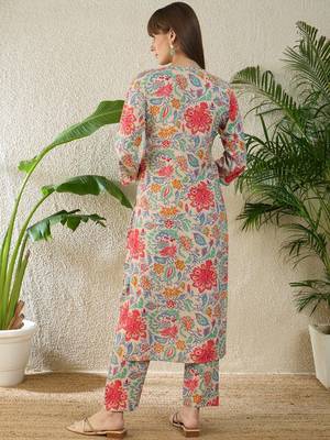 Women Floral Printed Regular Kurta with Trousers 4