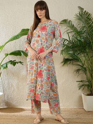 Women Floral Printed Regular Kurta with Trousers 5
