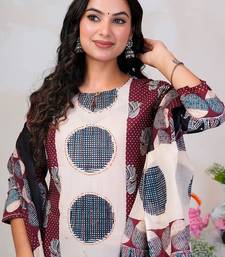 Women Floral Printed Regular Thread Work Pure Cotton Kurta with Trousers & With Dupatta