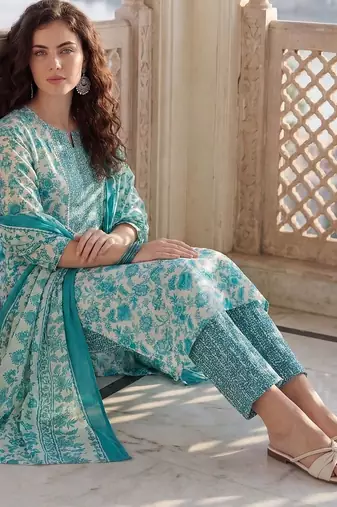 Women Floral Printed Regular Beads and Stones Kurta with Trousers & With Dupatta