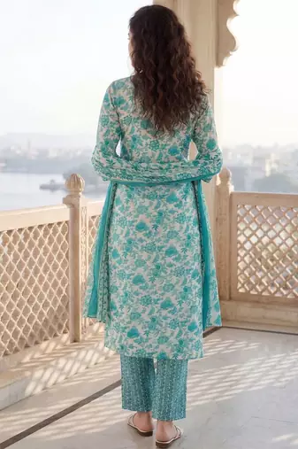 Women Floral Printed Regular Beads and Stones Kurta with Trousers & With Dupatta