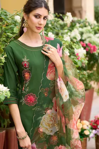 Floral Embroidered Regular Thread Work Straight Kurta with Trousers & Dupatta