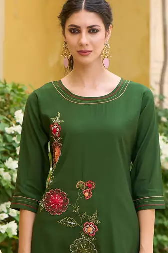 Floral Embroidered Regular Thread Work Straight Kurta with Trousers & Dupatta