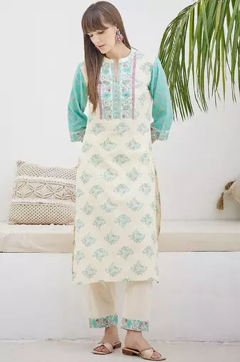 Women Floral Printed Regular Beads and Stones Pure Cotton Kurta with Trousers