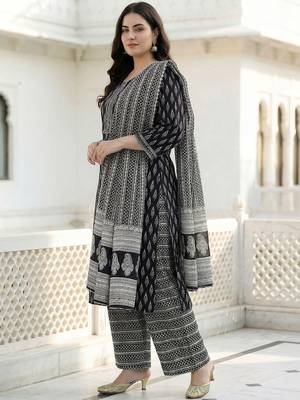 plus size motifs printed regular  cotton kurta with palazzos & with dupatta 3