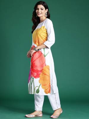 Women Floral Printed Regular Kurta with Trousers 5