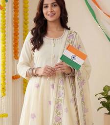 women floral printed regular  cotton kurta with trousers & with dupatta