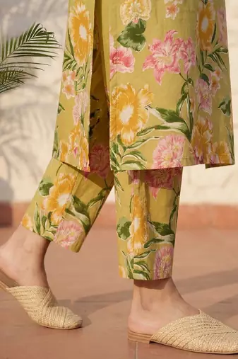 Women Floral Printed Regular Sequinned Pure Cotton Kurta with Trousers