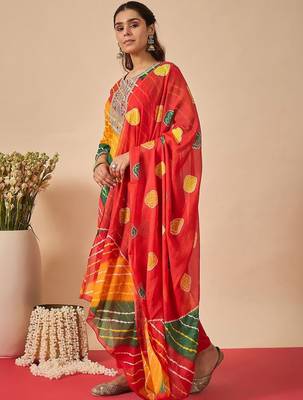 Women Leheriya Dyed Regular Thread Work Kurta with Trousers & With Dupatta 4
