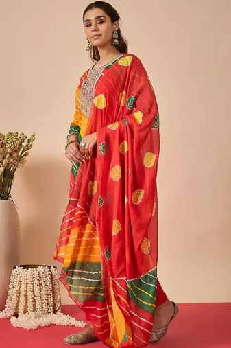 Women Leheriya Dyed Regular Thread Work Kurta with Trousers & With Dupatta