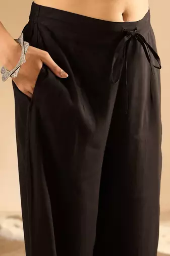 Women Printed Regular Kurta with Trousers