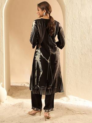 Women Printed Regular Kurta with Trousers 6