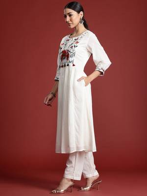 Floral Embroidered Panelled Thread Work Pure Cotton Kurta with Trousers 5