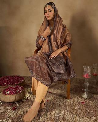 Floral Embroidered Embellished V-Neck Straight Kurta with Trouser And Dupatta 6