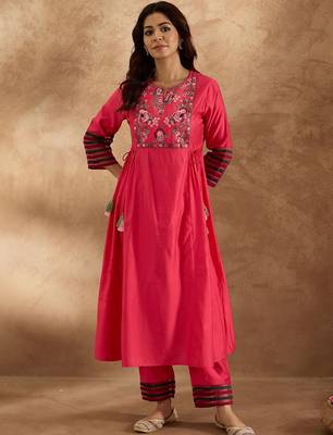 Women Floral Embroidered Empire Thread Work Liva Kurta with Trousers 1