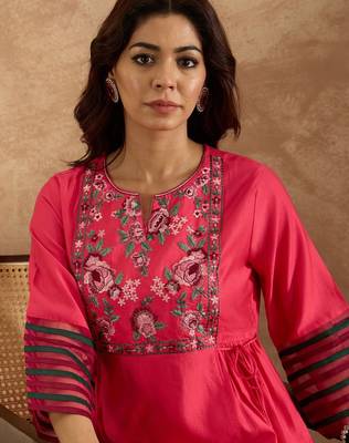 Women Floral Embroidered Empire Thread Work Liva Kurta with Trousers 2