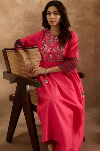 Women Floral Embroidered Empire Thread Work Liva Kurta with Trousers