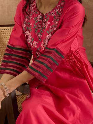 Women Floral Embroidered Empire Thread Work Liva Kurta with Trousers 7