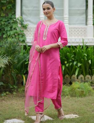 women embroidered regular kurta with trousers & with dupatta 3