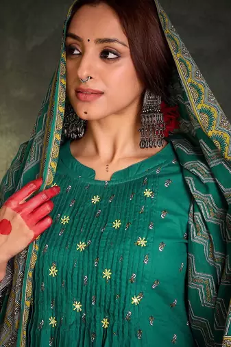 Women Ethnic Motifs Embroidered Panelled Mirror Work Pure Cotton Kurta