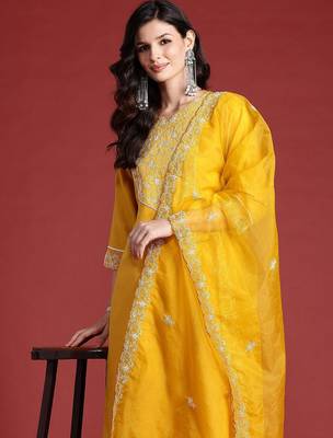 Floral Embroidered Thread Work Kurta with Trousers & Dupatta 2