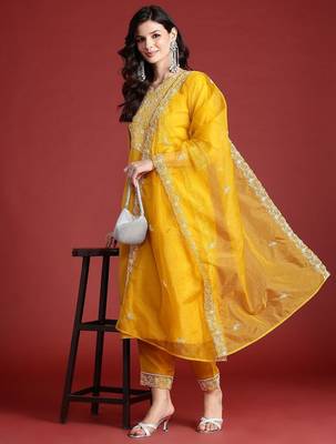 Floral Embroidered Thread Work Kurta with Trousers & Dupatta 7