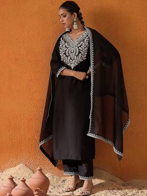 Women Embroidered Regular Thread Work Kurta with Trousers & With Dupatta 5