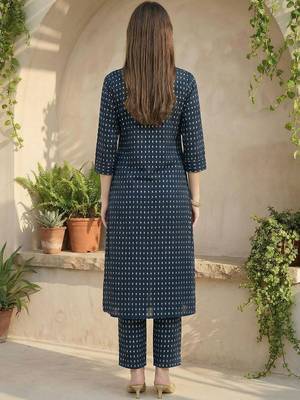 Women Printed Pleated Pure Cotton Kurta with Trousers 3