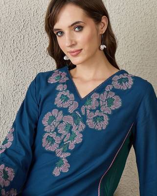 Women Floral Embroidered Kurta with Trousers 2