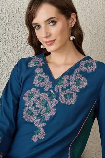 Women Floral Embroidered Kurta with Trousers