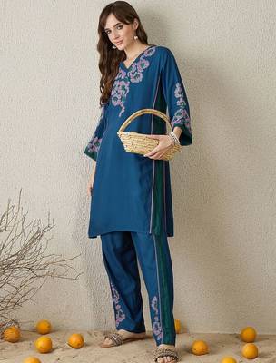 Women Floral Embroidered Kurta with Trousers 3