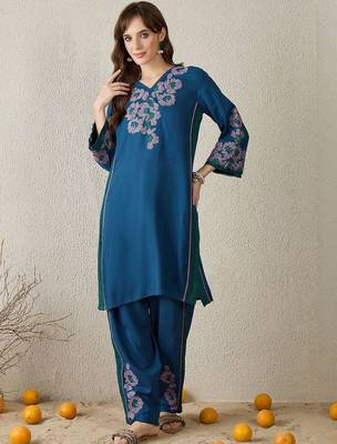 Women Floral Embroidered Kurta with Trousers 4