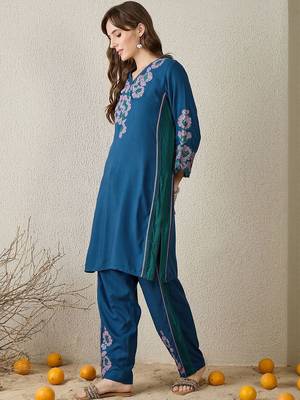 Women Floral Embroidered Kurta with Trousers 5