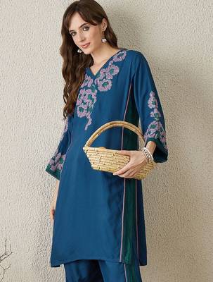 Women Floral Embroidered Kurta with Trousers 7