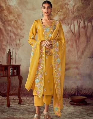 Floral Embroidered Regular Thread Work Straight Kurta With Trousers & Dupatta 1