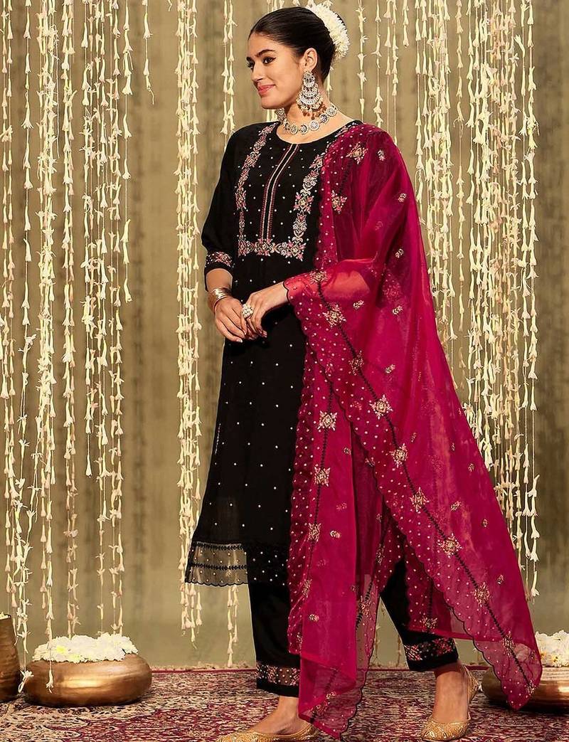 Floral Embroidered Round Neck Three-Quarter Sleeves Thread Work Kurta Set