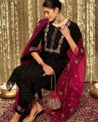 Floral Embroidered Round Neck Three-Quarter Sleeves Thread Work Kurta Set 6