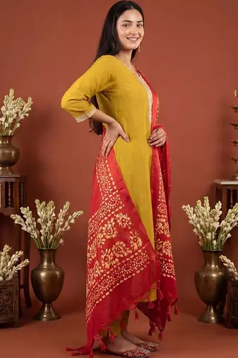 Women Ethnic Motifs Embroidered Regular Thread Work Kurta with Trousers & With Dupatta